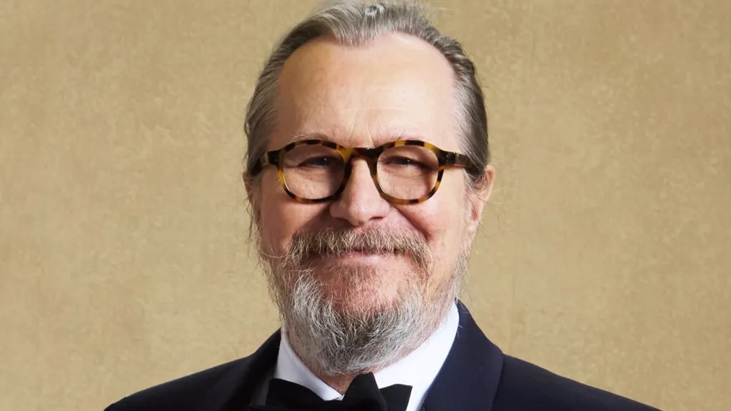 Bangkitlah, Sir Gary Oldman! Wawancara Eksklusif dengan Bintang ‘Slow Horses’ Tentang Gelar Kebangsawanannya: “Saya Tercengang”