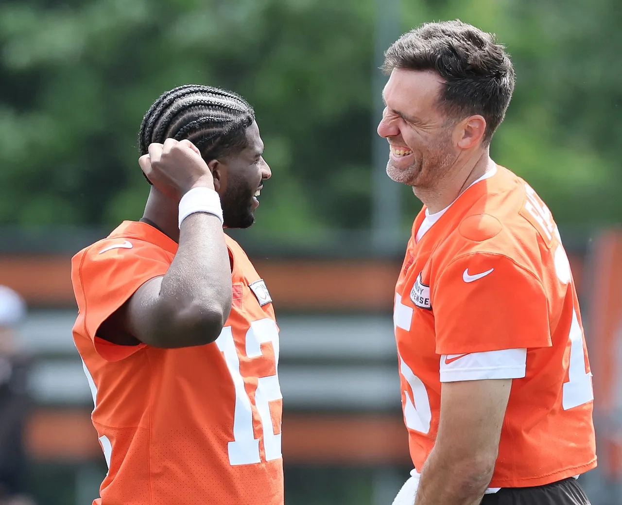 Mengapa QB Browns Shedeur Sanders Tidur dengan Senter Menyala, dan Di Mana Ia Paling Berkembang Sejak Draft